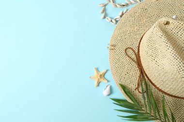 Plaj aksesuarları ve renk arkaplanı düz yatıyordu. Tatil kavramı