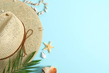 Plaj aksesuarları ve renk arkaplanı düz yatıyordu. Tatil kavramı