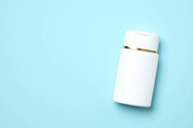 Renkli arka planda beyaz bir şişe.