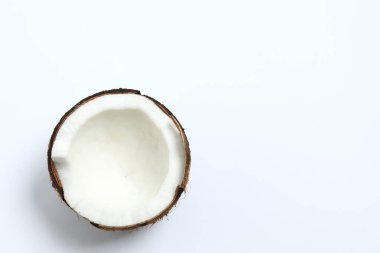 Beyaz arkaplanda hindistan cevizi, üst görünüm