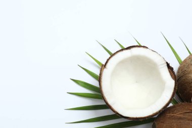 Renk arkaplan üzerinde hindistan cevizi, üst görünüm