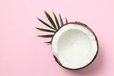 Renk arkaplan üzerinde hindistan cevizi, üst görünüm