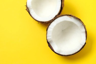 Renk arkaplan üzerinde hindistan cevizi, üst görünüm