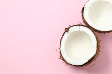 Renk arkaplan üzerinde hindistan cevizi, üst görünüm