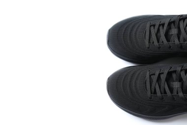 Beyaz arka planda şık bir çift spor ayakkabı.