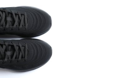 Beyaz arka planda şık bir çift spor ayakkabı.