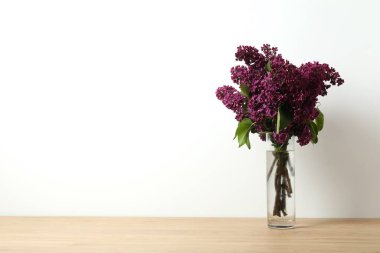 Yakın plan: açık arkaplanda mor büyük liyak çiçekleri