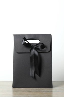 Masadaki siyah hediye kutusu.