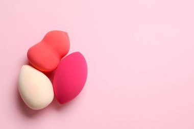 Renkli bir arka planda güzellik karıştırıcısı. Makyaj malzemeleri için parlak süngerler. Makyaj malzemeleri. Güzellik konsepti