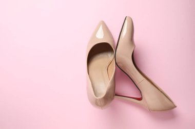 Renkli arka planda klasik kadın bej topuklu ayakkabıları. Üst manzara, düz yatış. Ayakkabı satışı, reklam tasarımı konsepti.