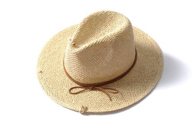 Hasır Şapka beyaz arkaplanda izole edildi