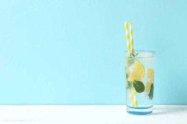 Yaz ferahlatıcı limonata ya da masada buzlu, naneli ve limonlu alkollü kokteyl. Taze, sağlıklı, soğuk limon suyu. Limonlu su