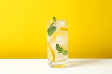 Yaz ferahlatıcı limonata ya da masada buzlu, naneli ve limonlu alkollü kokteyl. Taze, sağlıklı, soğuk limon suyu. Limonlu su