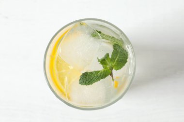 Yaz ferahlatıcı limonata ya da masada buzlu, naneli ve limonlu alkollü kokteyl. Taze, sağlıklı, soğuk limon suyu. Limonlu su