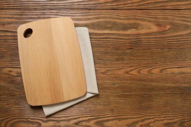 Tahta kesme tahtası ahşap arka planda, üst manzara.