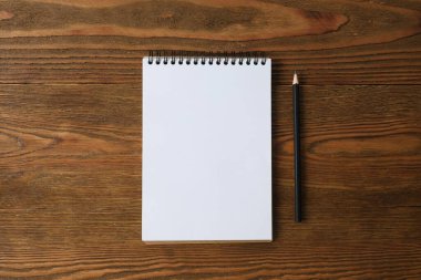 Tahta arkaplan üzerine dizüstü bilgisayar, metin için boşluk