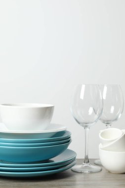 Masadaki bulaşıkları temizle.