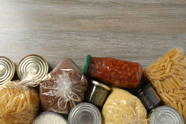 Ahşap arka planda gıda bağışları, fotokopi alanı olan üst manzara