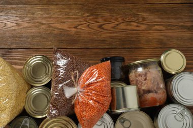 Ahşap arka planda gıda bağışları, fotokopi alanı olan üst manzara