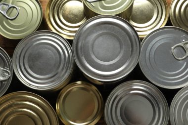 Ahşap bir arka planda sert yiyecek konserveleri