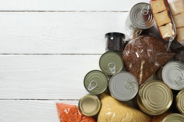 Ahşap arka planda gıda bağışları, fotokopi alanı olan üst manzara