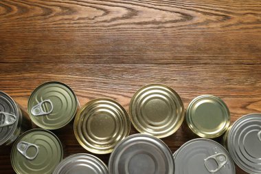 Ahşap bir arka planda sert yiyecek konserveleri