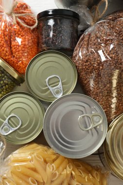 Ahşap arka planda gıda bağışları, fotokopi alanı olan üst manzara