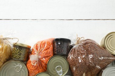 Ahşap arka planda gıda bağışları, fotokopi alanı olan üst manzara