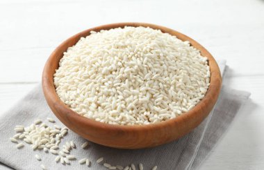 Sağlıklı beslenme. Ahşap arka planda pişmemiş pirinçli ahşap kase.