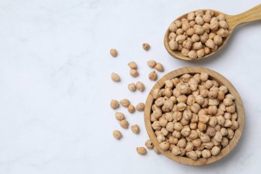 Beyaz arka planda çiğ nohut. Sağlıklı ve doğal vejetaryen yemekleri.