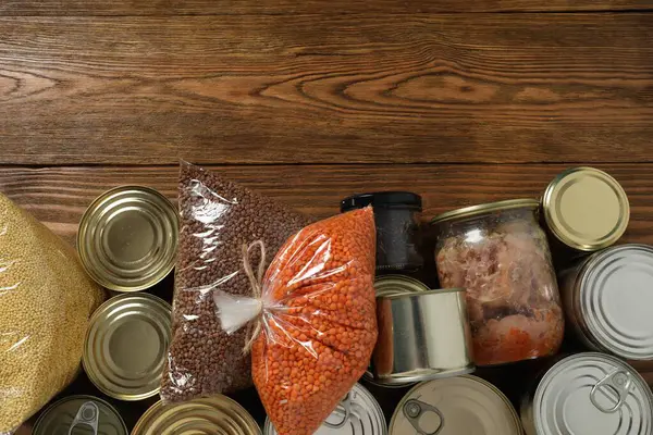 Ahşap arka planda gıda bağışları, fotokopi alanı olan üst manzara