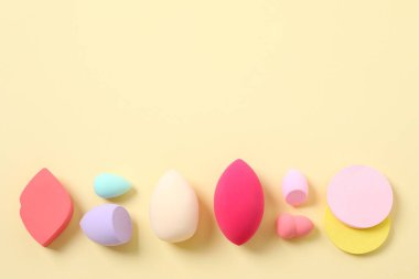 Renkli bir arka planda güzellik karıştırıcısı. Makyaj malzemeleri için parlak süngerler. Makyaj malzemeleri. Güzellik konsepti