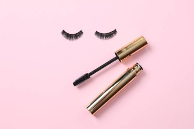 Maskara ve kirpikler renkli bir arkaplanda