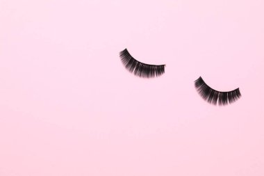 Renk arka plan üzerinde yanlış eyelashes