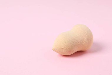 Renkli bir arka planda güzellik karıştırıcısı. Makyaj malzemeleri için parlak süngerler. Makyaj malzemeleri. Güzellik konsepti