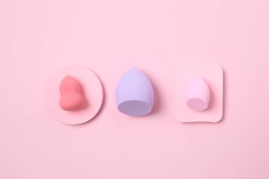 Renkli bir arka planda güzellik karıştırıcısı. Makyaj malzemeleri için parlak süngerler. Makyaj malzemeleri. Güzellik konsepti