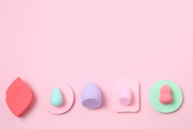 Renkli bir arka planda güzellik karıştırıcısı. Makyaj malzemeleri için parlak süngerler. Makyaj malzemeleri. Güzellik konsepti