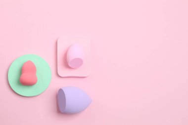 Renkli bir arka planda güzellik karıştırıcısı. Makyaj malzemeleri için parlak süngerler. Makyaj malzemeleri. Güzellik konsepti