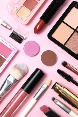 Profesyonel dekoratif kozmetik ürünler, makyaj ürünleri ve aksesuarlar. Renk arkaplanı, minimum tarz. Güzellik, moda, imaj ve alışveriş blogcusu kavramı