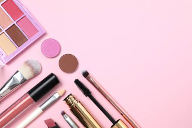 Profesyonel dekoratif kozmetik ürünler, makyaj ürünleri ve aksesuarlar. Renk arkaplanı, minimum tarz. Güzellik, moda, imaj ve alışveriş blogcusu kavramı