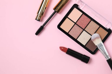 Profesyonel dekoratif kozmetik ürünler, makyaj ürünleri ve aksesuarlar. Renk arkaplanı, minimum tarz. Güzellik, moda, imaj ve alışveriş blogcusu kavramı