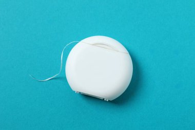 Mavi arkaplanda diş ipi