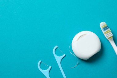 Mavi arkaplanda diş ipi