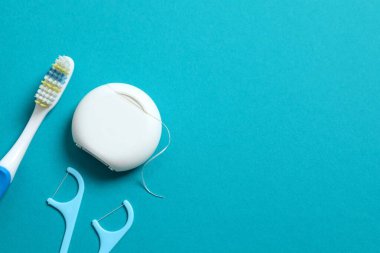 Mavi arkaplanda diş ipi