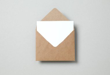 sal kağıt zarf ve boş boşluklu beyaz kart