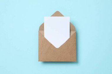 sal kağıt zarf ve boş boşluklu beyaz kart