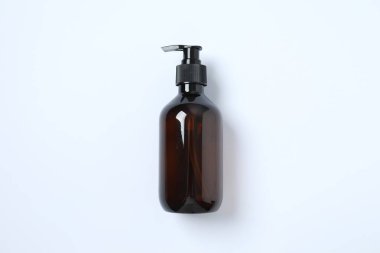 Beyaz arka planda kozmetik şişesi