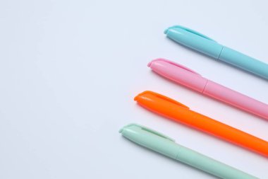 Pastel renkli kalemler beyaz arka planda, üst manzara