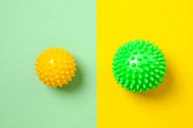Renkli arka planda dikenleri olan renkli kauçuk masaj topu. İyileşme ve rehabilitasyon için balo ya da rahatlama ve masaj için. Spor aletleri. Miyofasyal serbest bırakma kavramı