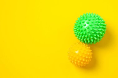 Renkli arka planda dikenleri olan renkli kauçuk masaj topu. İyileşme ve rehabilitasyon için balo ya da rahatlama ve masaj için. Spor aletleri. Miyofasyal serbest bırakma kavramı